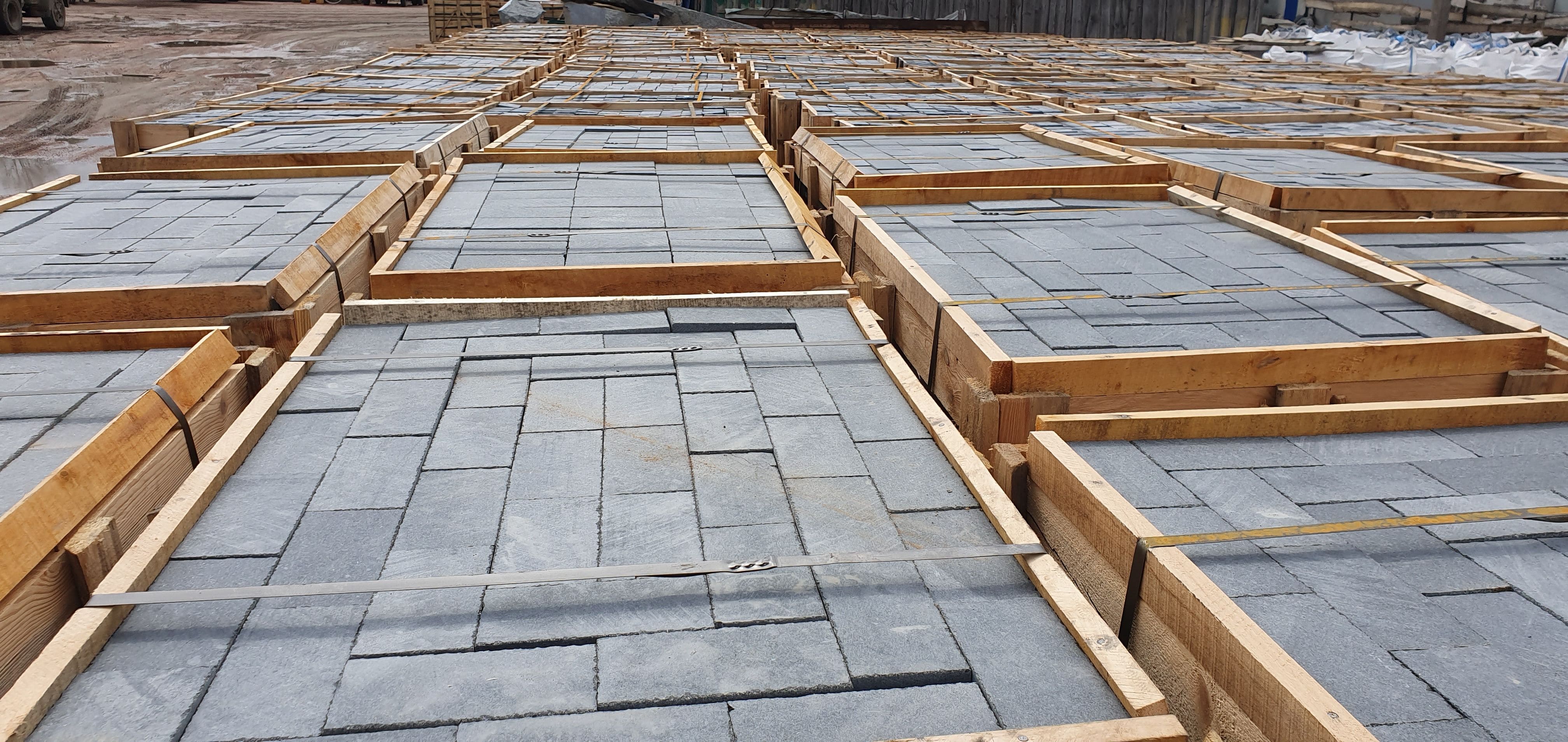 Бруківка гранітна з  габро 200х100х50 мм пиляна  термооброблена — додаткове фото