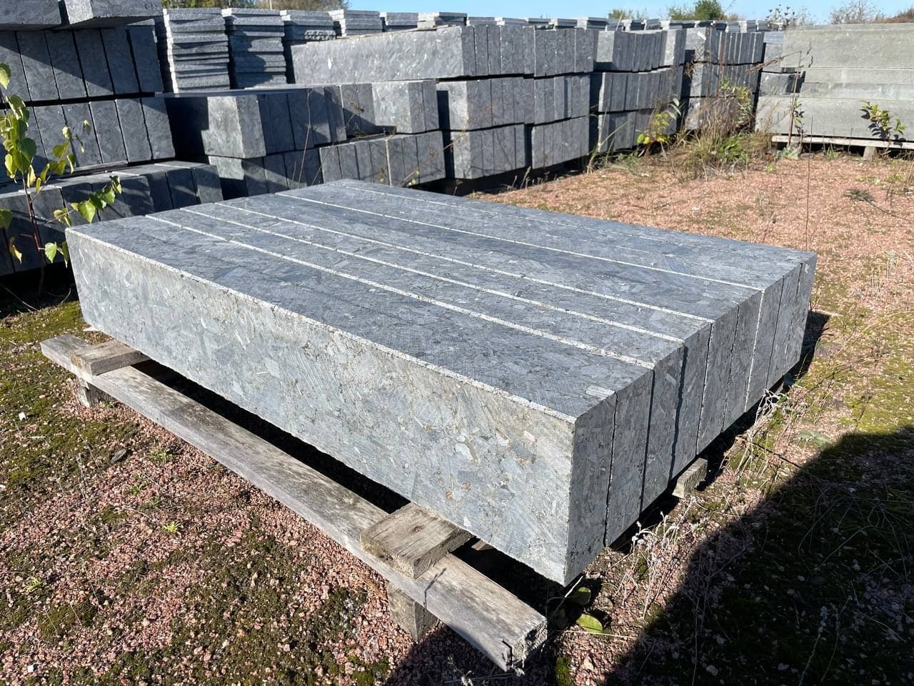 Бордюр гранітний з лабрадориту  Lх300х150 мм   (L=700-1500 мм) — додаткове фото