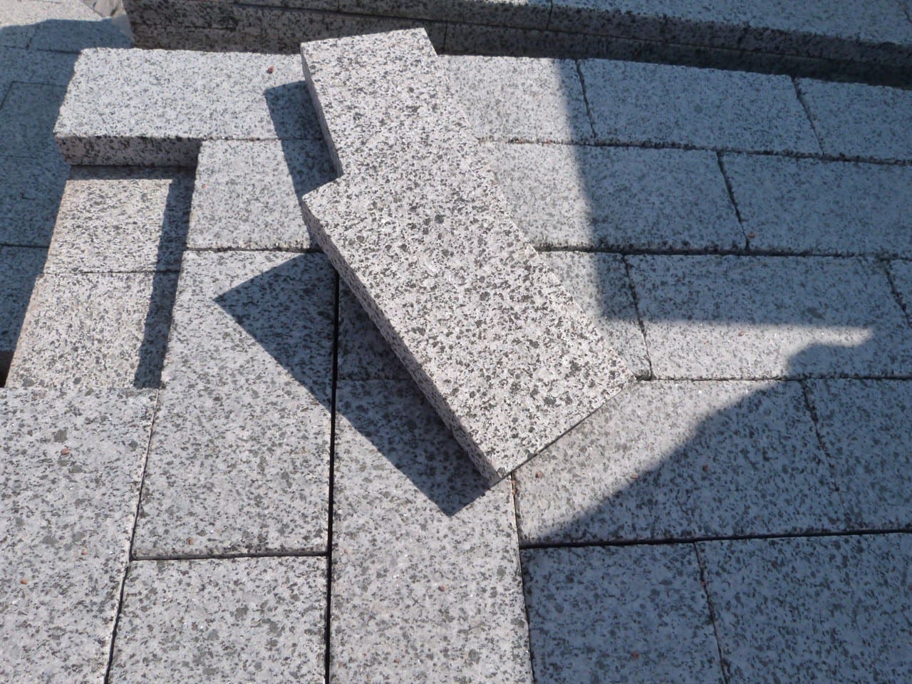Бруківка гранітна з Покостівського граніту 200х100х40 мм пиляна  термооброблена — додаткове фото
