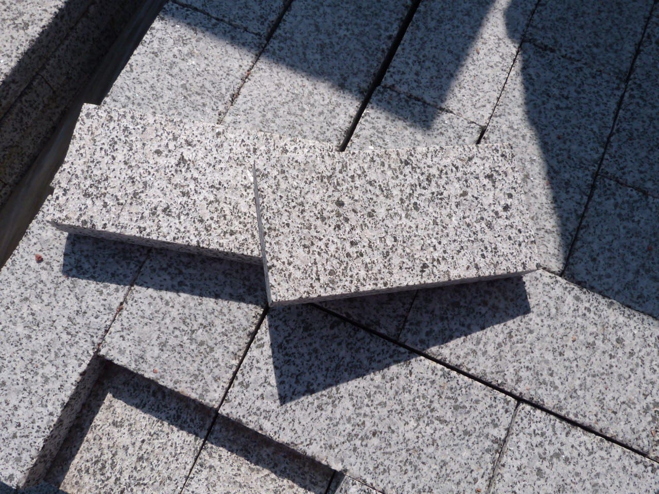 Бруківка гранітна з Покостівського граніту 200х100х50 мм пиляна  термооброблена — додаткове фото