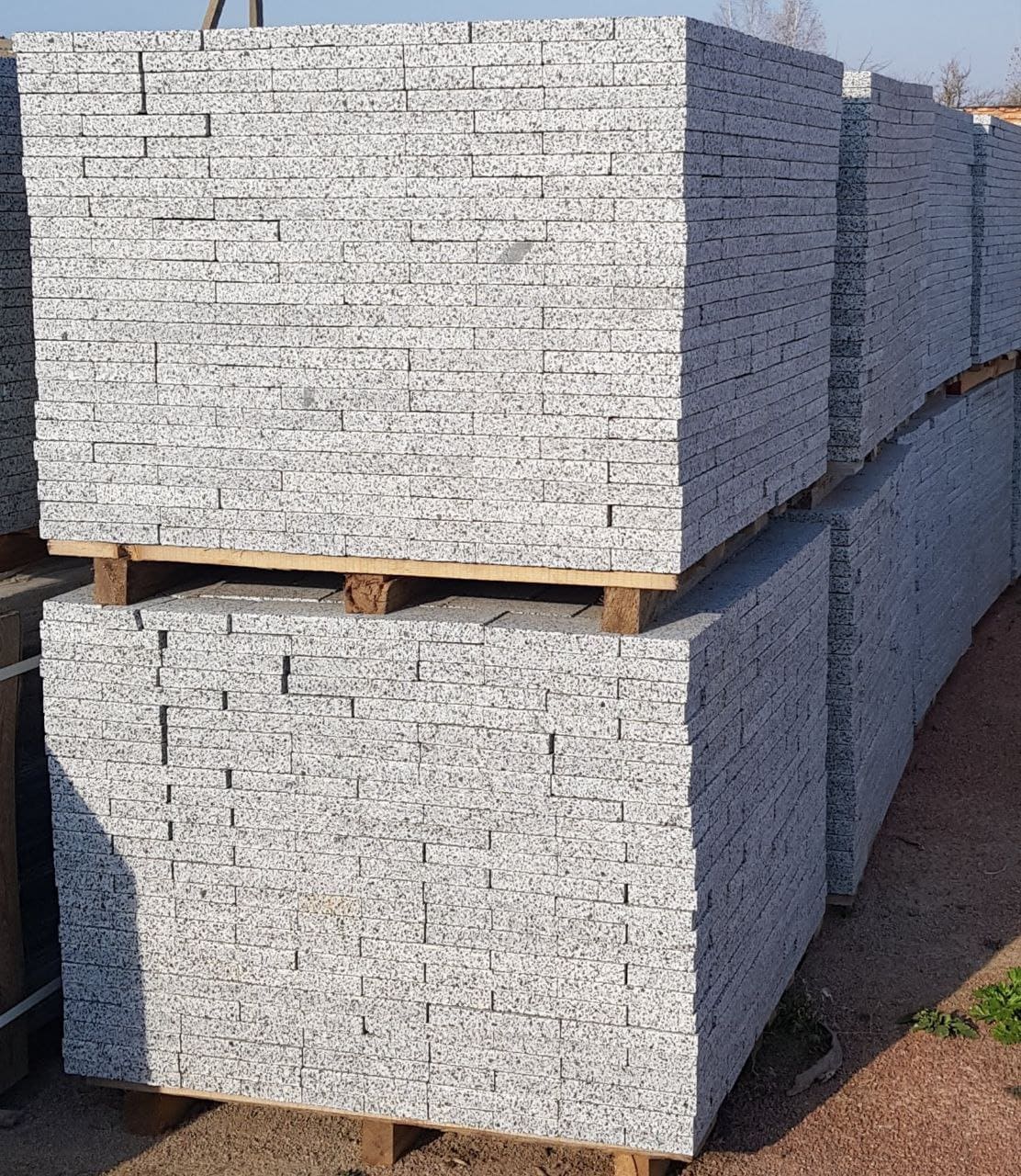 Бруківка гранітна з Покостівського граніту 200х100х40 мм пиляна  термооброблена — додаткове фото