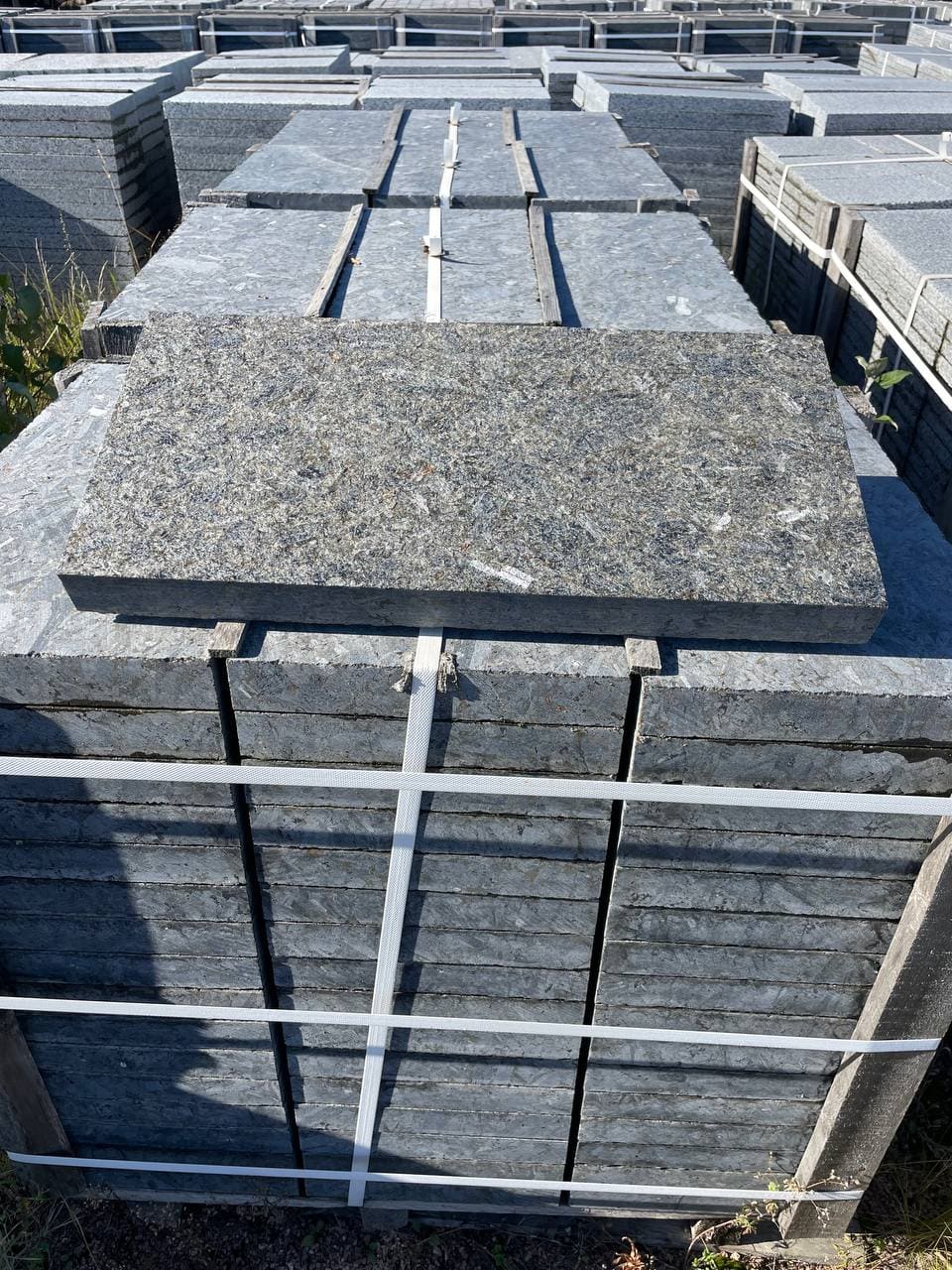 Плитка гранітна з лабрадориту 600х300х30 мм   термооброблена — додаткове фото