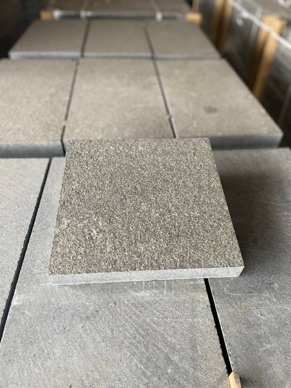 Плитка гранітна з габро 300х300х50 мм   термооброблена — додаткове фото