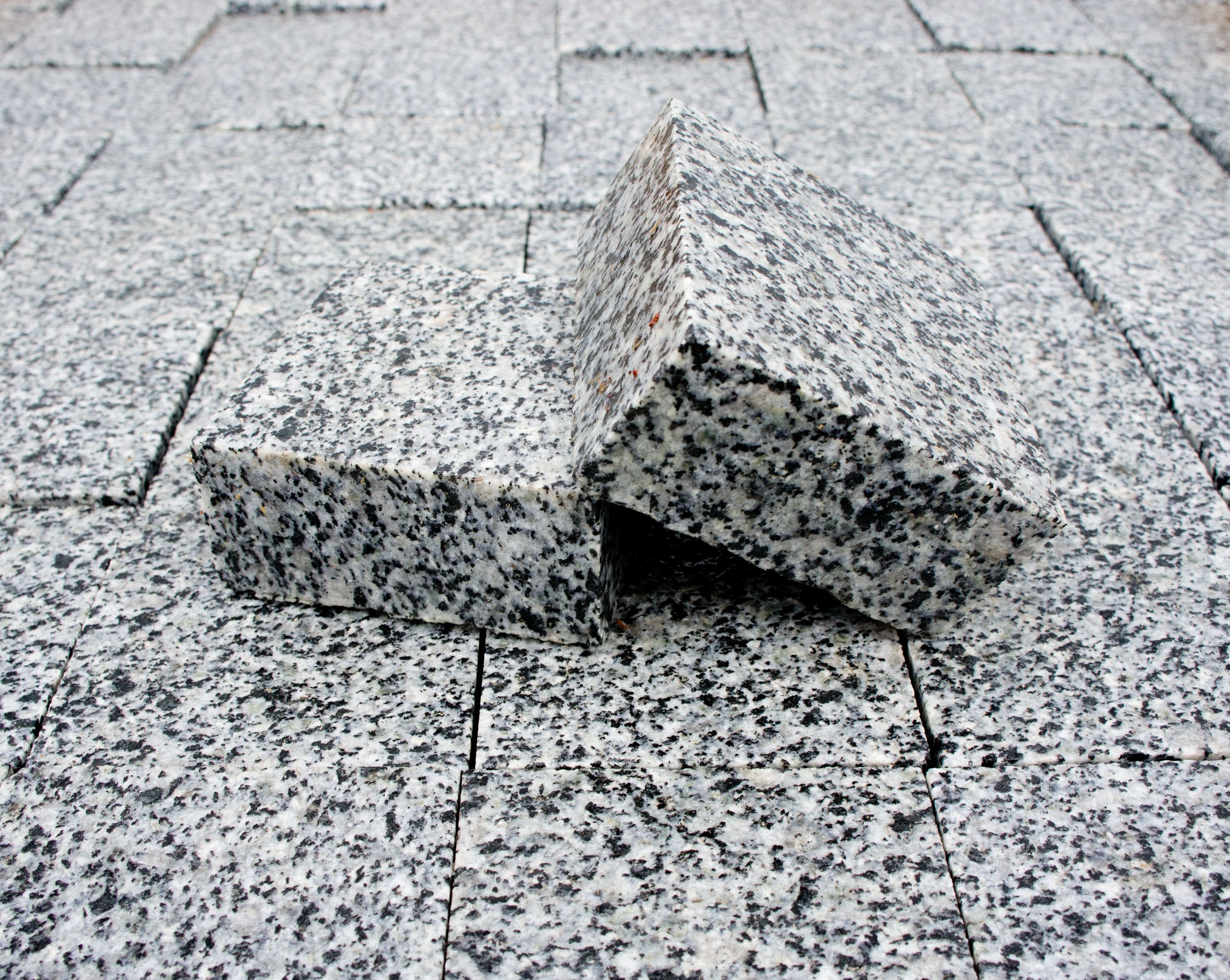 Бруківка гранітна з Покостівського граніту 100х100х50 мм пиляна  термооброблена — додаткове фото