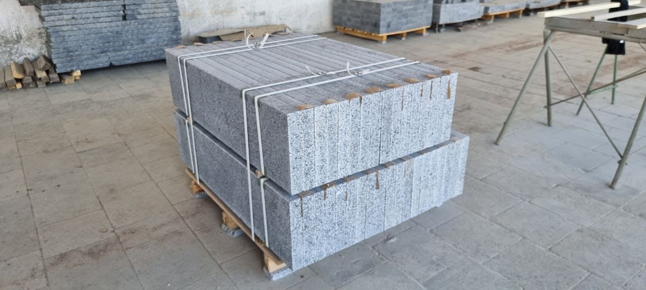 Бордюр гранітний з Покостівського граніту Lх200х60 мм (L=700-1500 мм) — додаткове фото