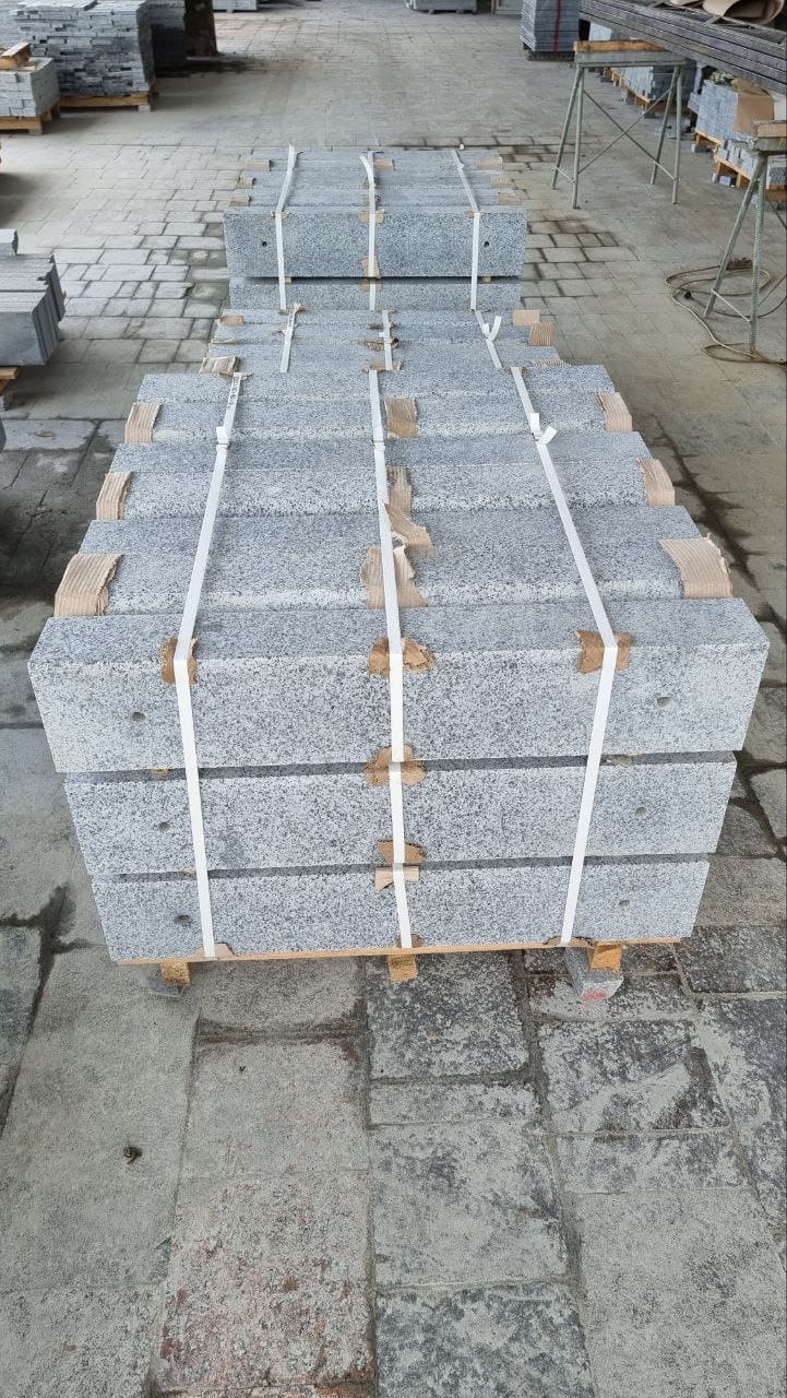 Бордюр гранітний з Покостівського граніту  Lх300х150 мм (L=700-1500 мм) — додаткове фото