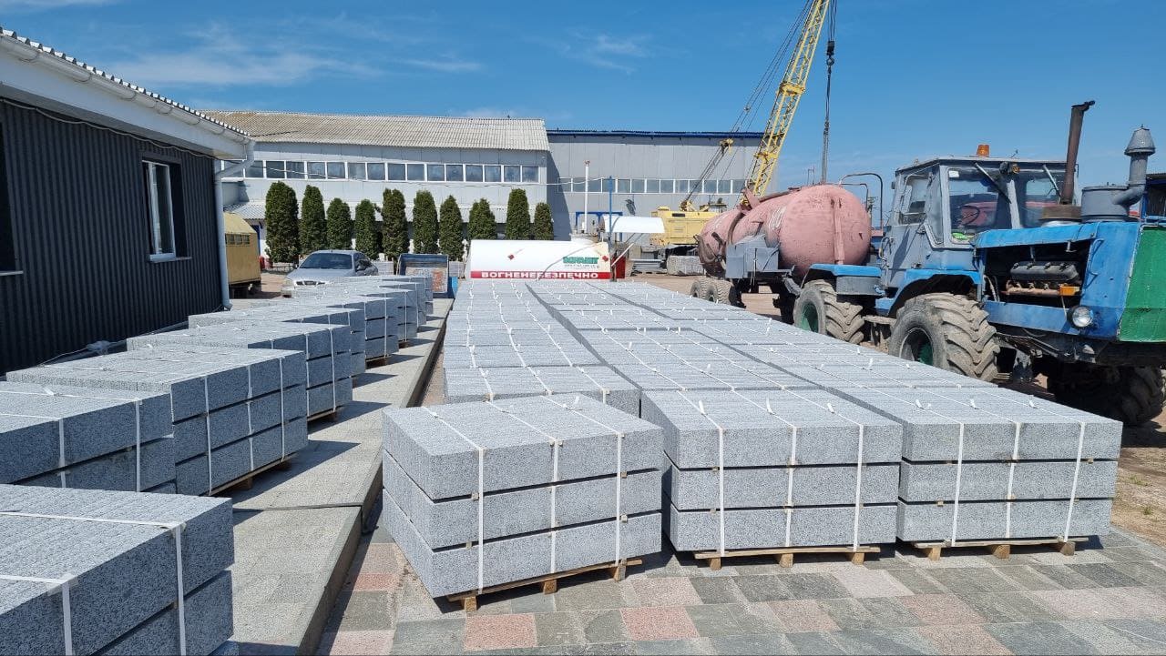 Бордюр гранітний з Покостівського граніту Lх200х80 мм (L=700-1500 мм) — додаткове фото