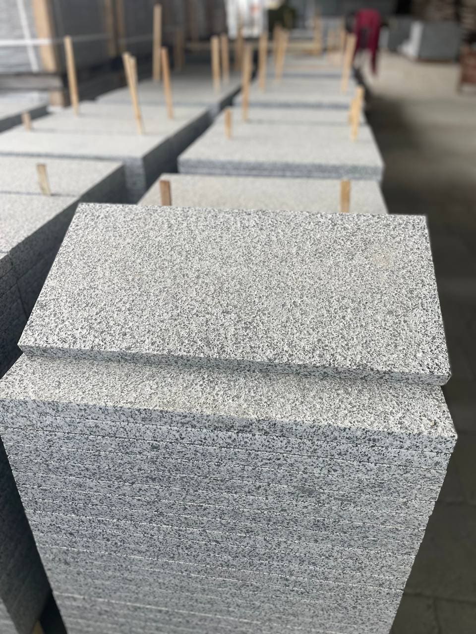 Плитка гранітна з Покостівського граніту 600х300х30 мм   термооброблена — додаткове фото