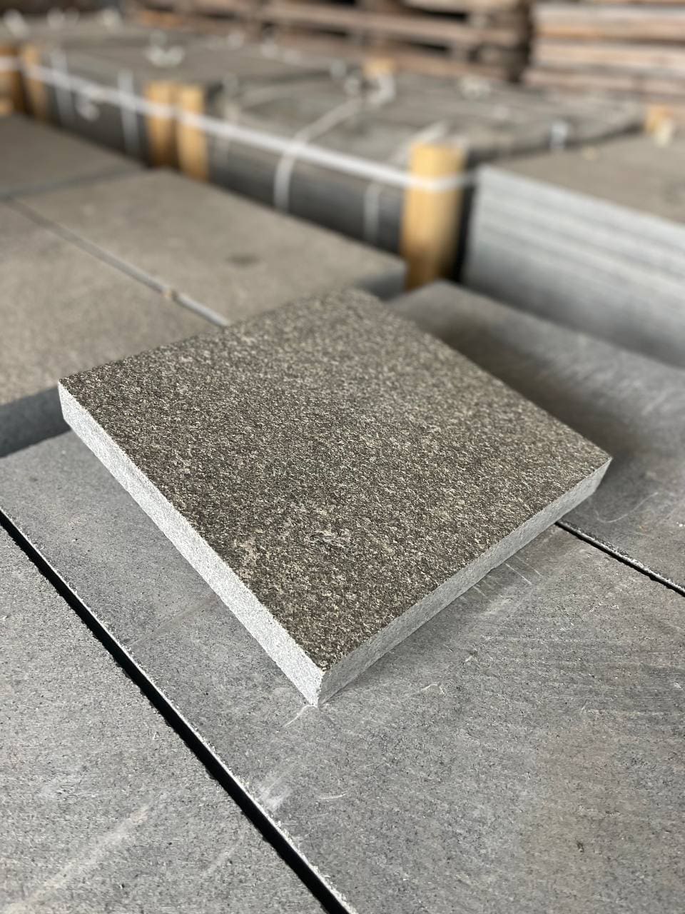 Плитка гранітна з габро 300х300х40 мм   термооброблена — додаткове фото