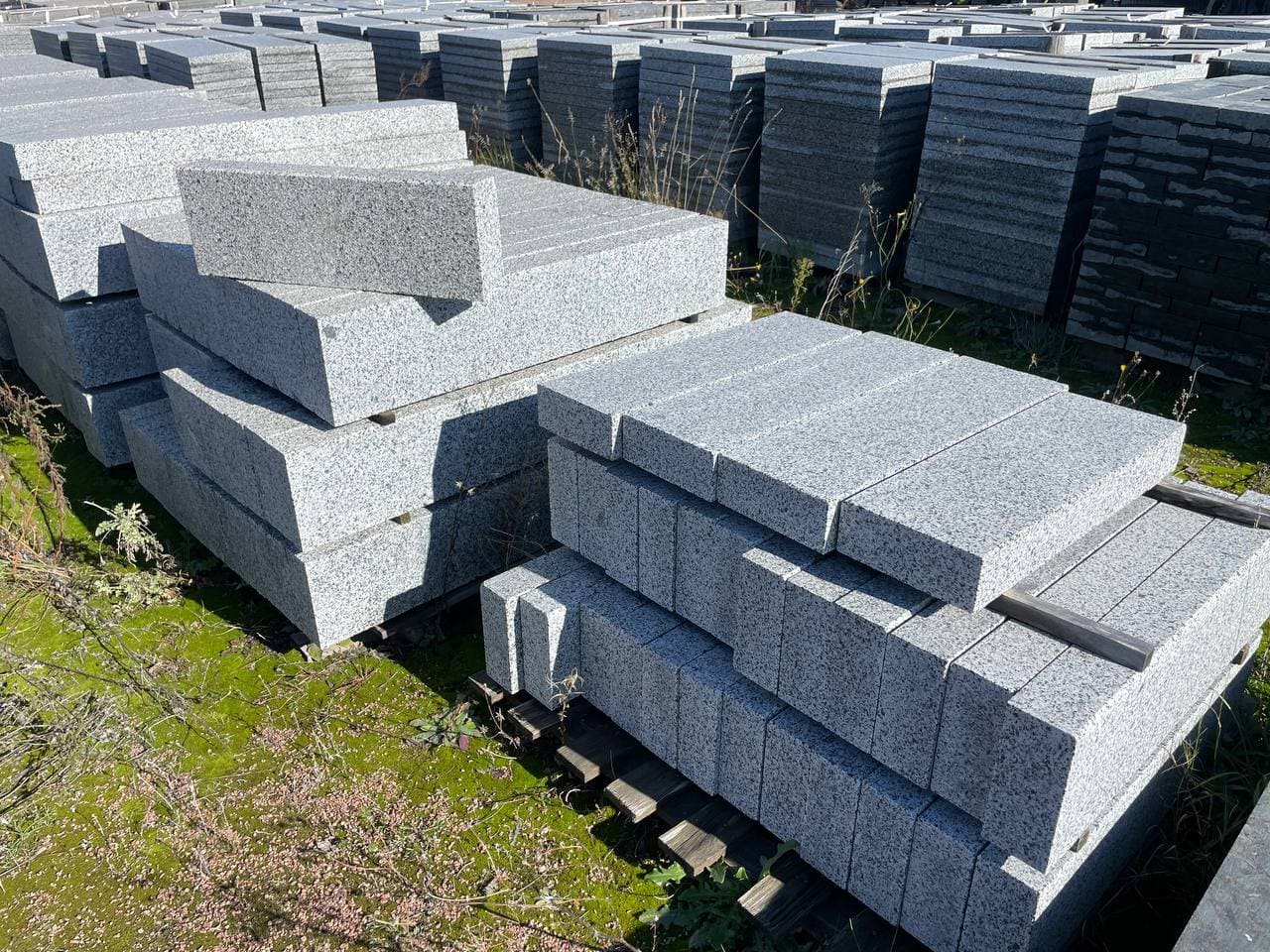 Бордюр гранітний з Покостівського граніту Lх200х60 мм (L=700-1500 мм) — додаткове фото