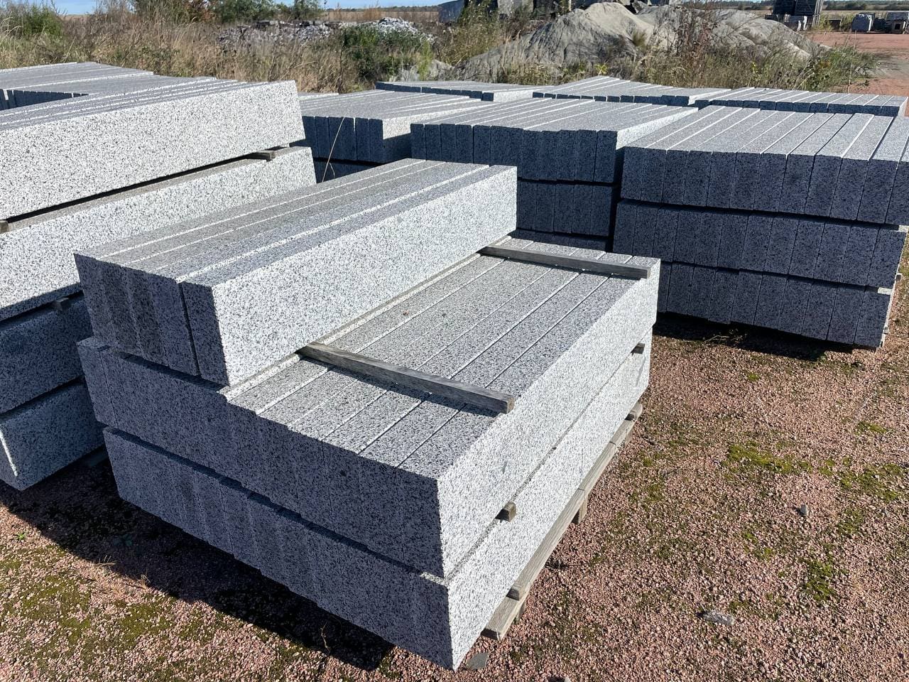 Бордюр гранітний з Покостівського граніту Lх200х80 мм (L=700-1500 мм) — додаткове фото