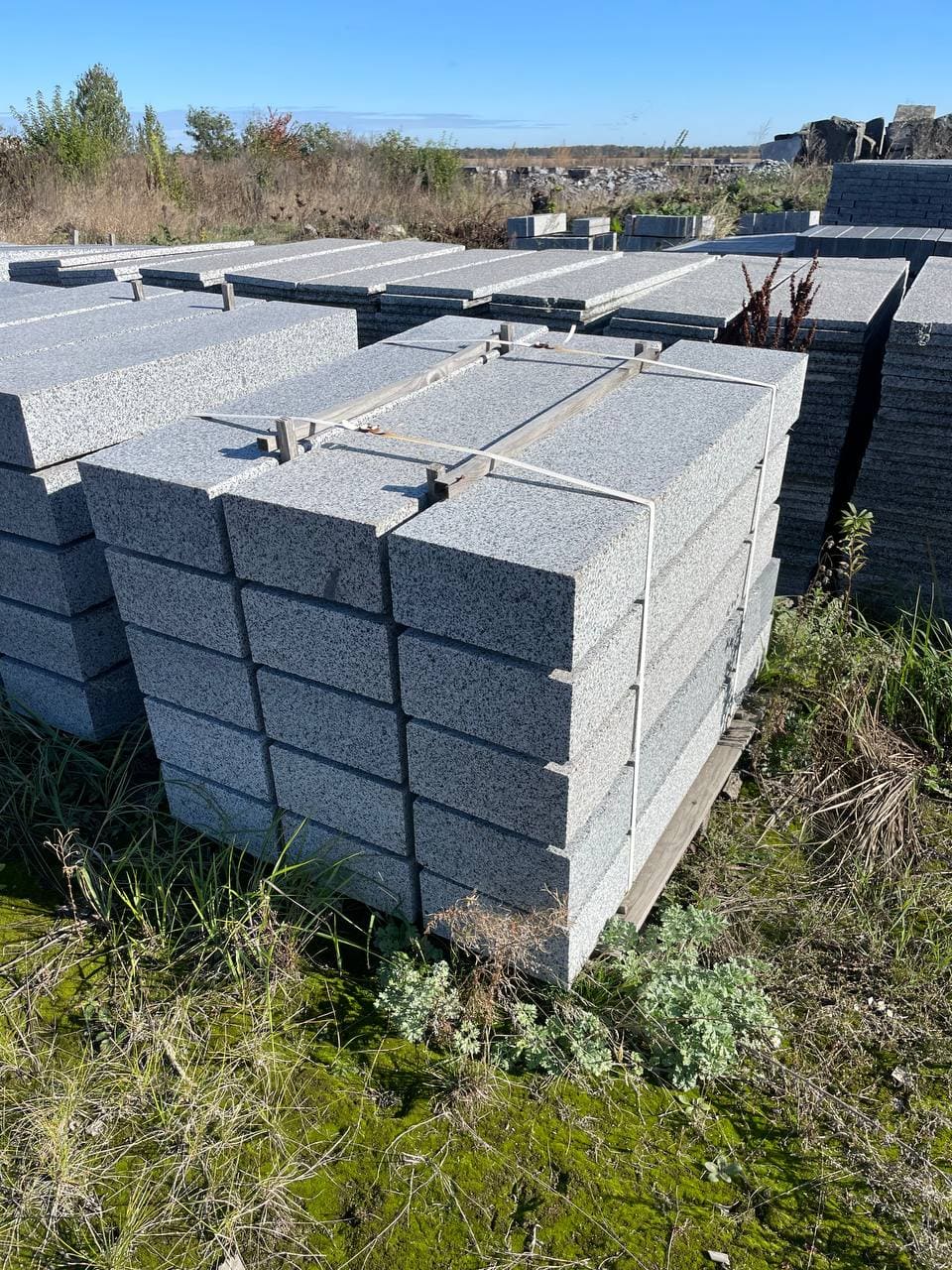 Бордюр гранітний з Покостівського граніту  Lх300х150 мм (L=700-1500 мм) — додаткове фото