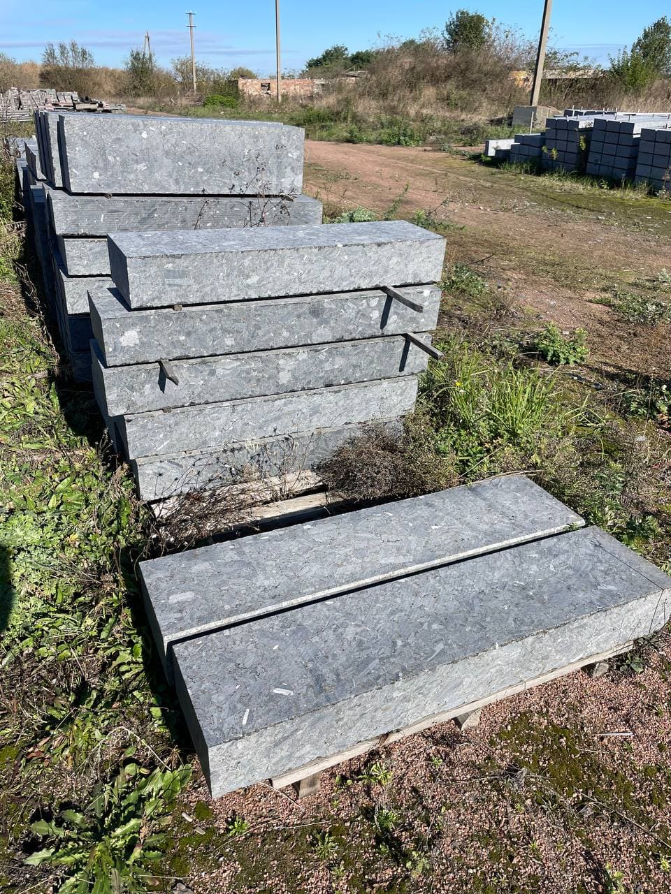 Бордюр гранітний з лабрадориту  Lх300х150 мм   (L=700-1500 мм) — додаткове фото