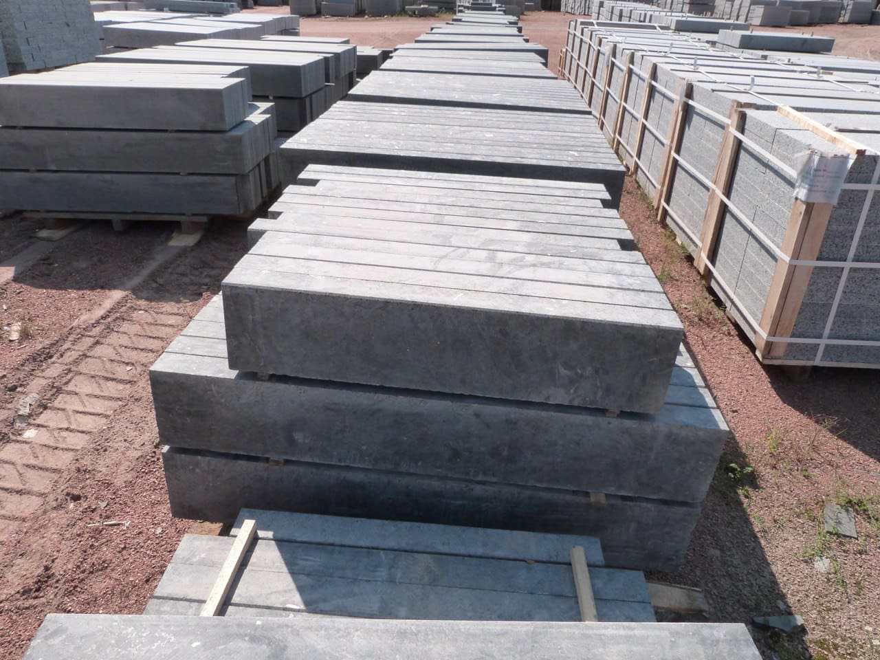 Бордюр гранітний з лабрадориту  Lх200х80 мм   (L=700-1500 мм) — додаткове фото