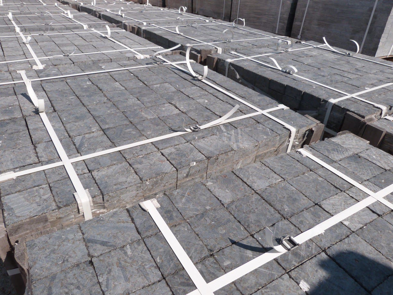 Бруківка гранітна з лабрадориту 100х100х50 мм пиляна  термооброблена — додаткове фото