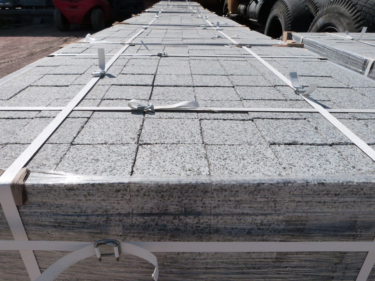 Бруківка гранітна з Покостівського граніту 100х100х50 мм пиляна  термооброблена — додаткове фото