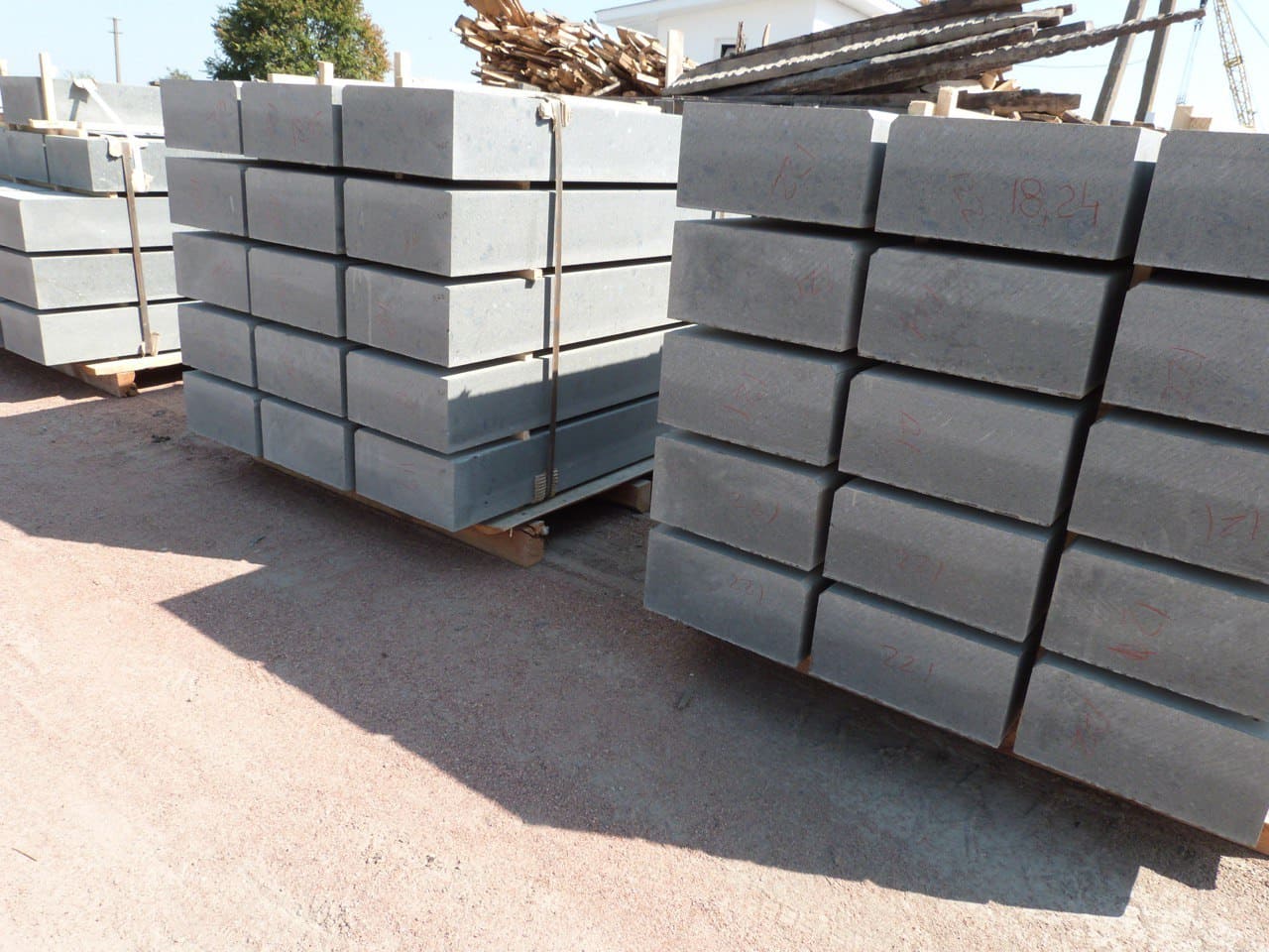 Бордюр гранітний з габро Lх300х150 мм (L=700-1500 мм) — додаткове фото