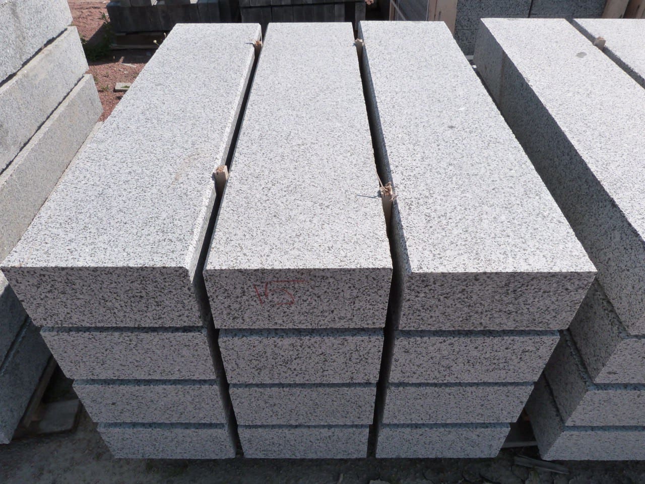 Бордюр гранітний з Покостівського граніту  Lх300х150 мм (L=700-1500 мм) — додаткове фото