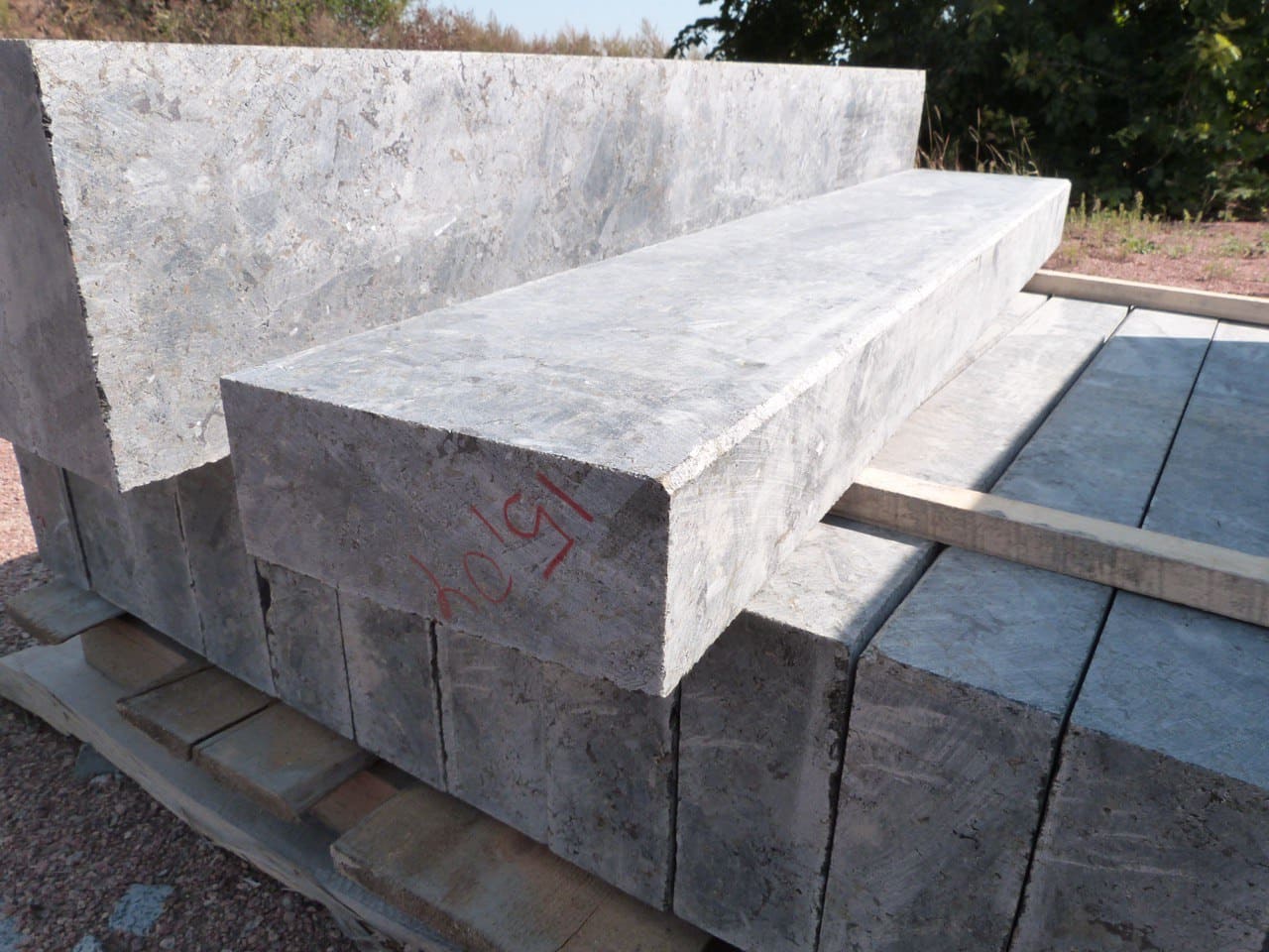 Бордюр гранітний з лабрадориту  Lх300х150 мм   (L=700-1500 мм) — додаткове фото