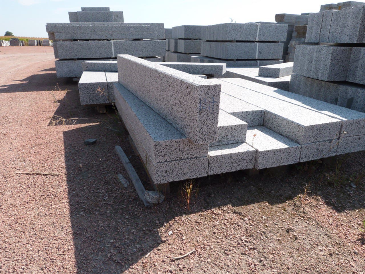 Бордюр гранітний з Покостівського граніту Lх200х80 мм (L=700-1500 мм) — додаткове фото