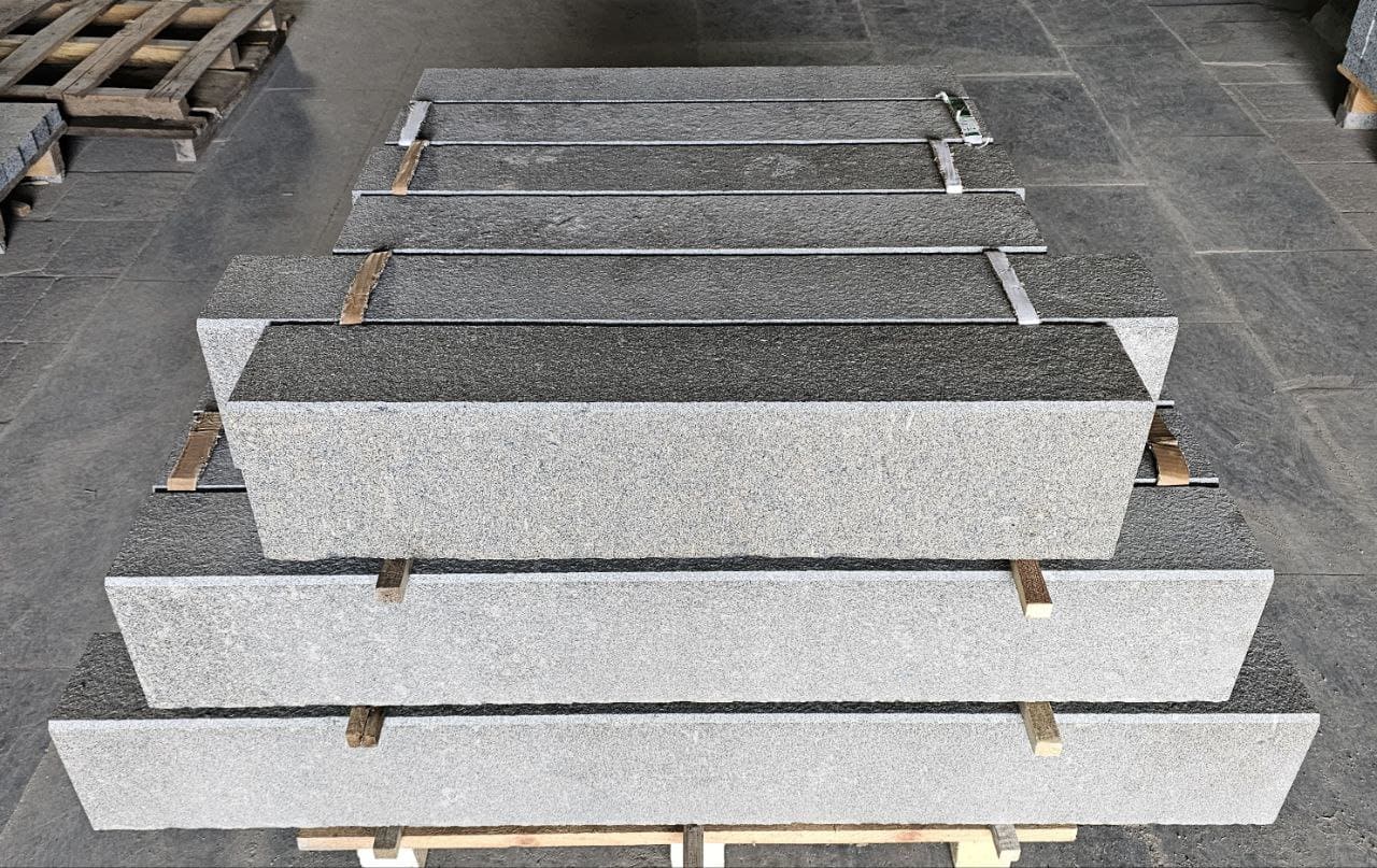 Бордюр гранітний з габро  Lх200х80 мм  (L=700-1500 мм) — додаткове фото