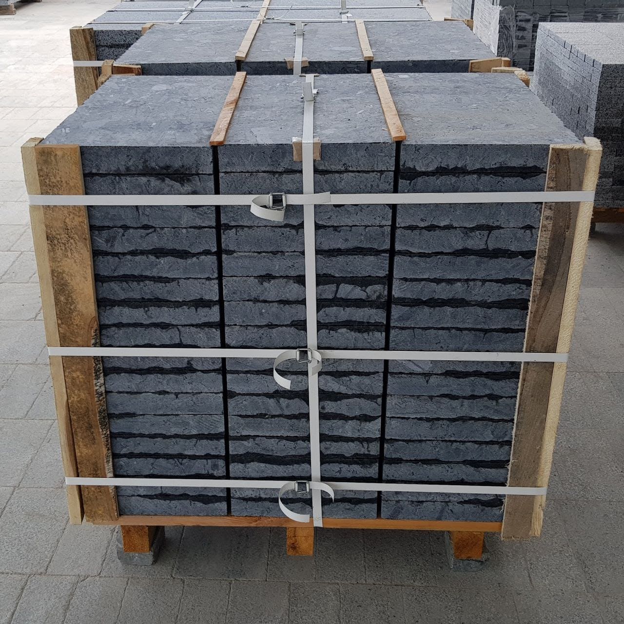 Плитка гранітна з лабрадориту 600х300х50 мм   термооброблена — додаткове фото