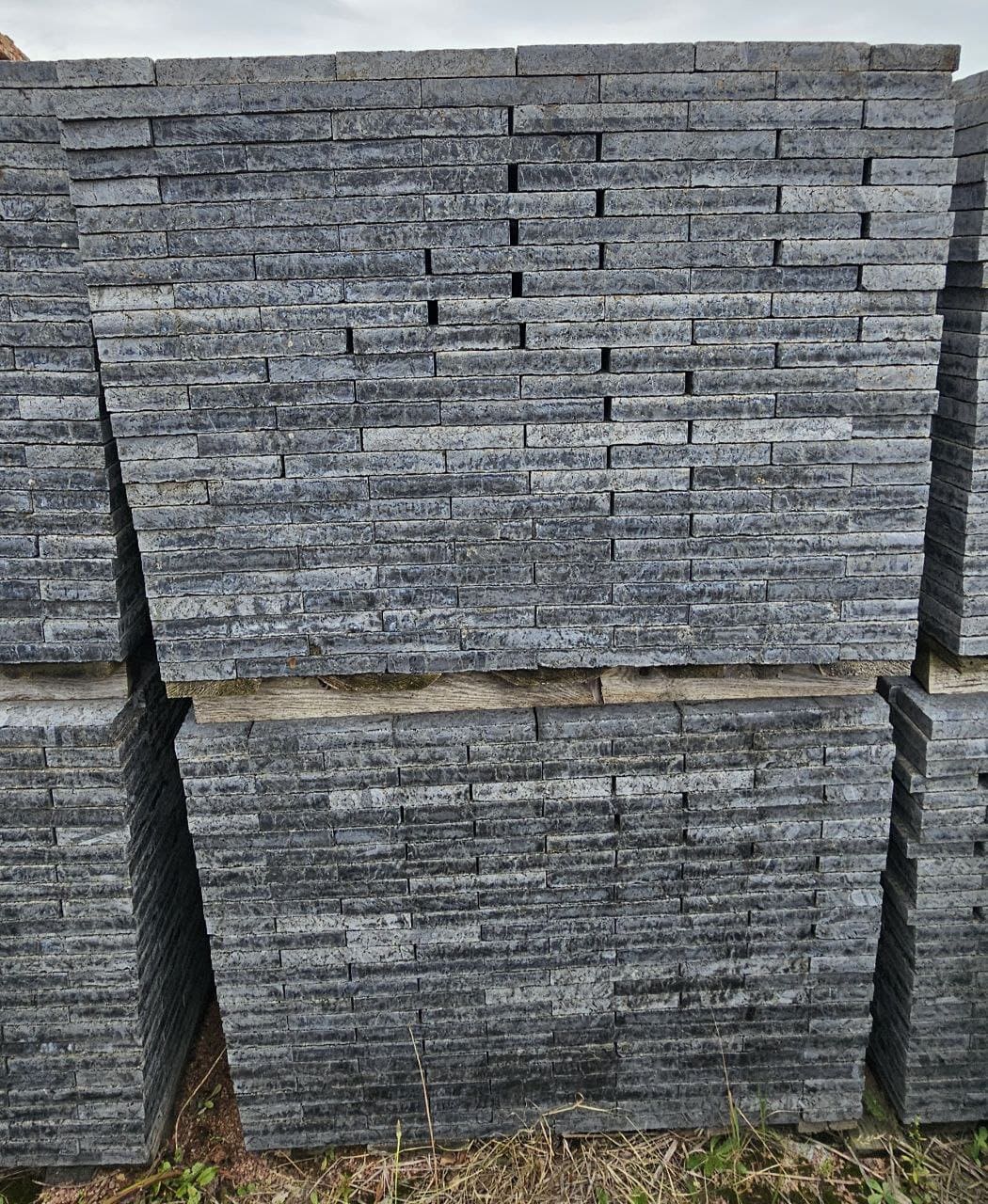 Бруківка гранітна з лабрадориту 200х100х30 мм пиляна  термооброблена — додаткове фото