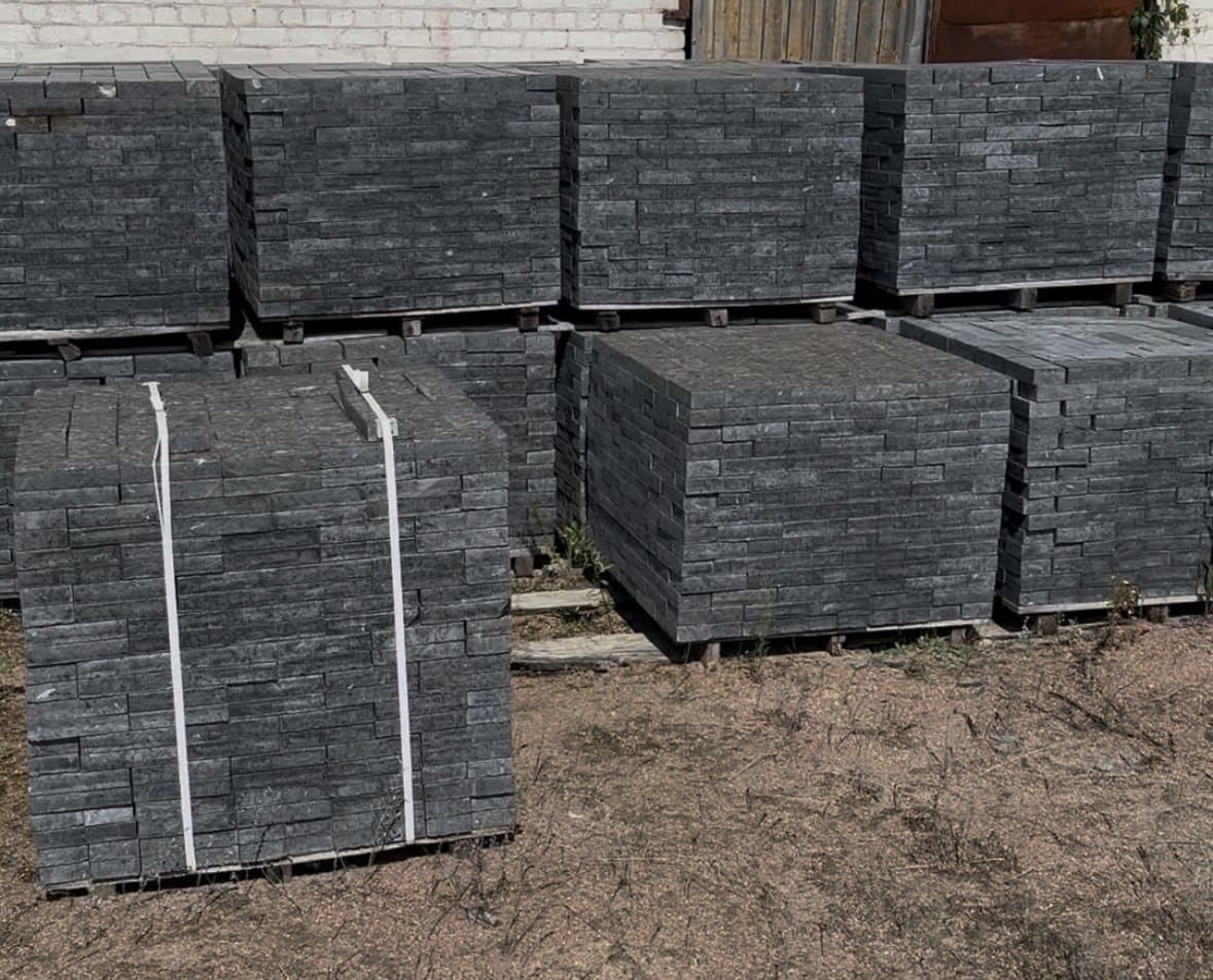 Бруківка гранітна з лабрадориту 200х100х40 мм пиляна  термооброблена — додаткове фото